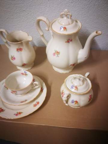 Kennt sich jemand mit Porzellan aus alte Serie von der Firma Schönwald aus Schönwald in Bayern kaffeeservice 12 Personen decor streublumen.wer kann vielleicht? (Antik, Porzellanmarke)