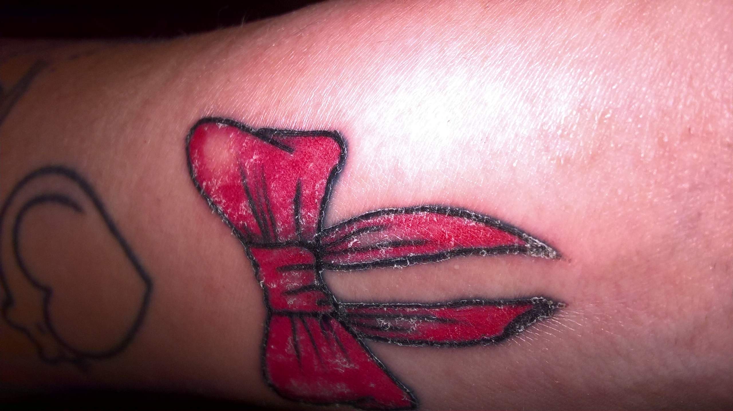 Kennt sich nun wer mit Tattoos aus? (Gesundheit und Medizin, Haut, Tipps)