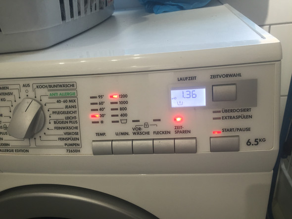 Knöpfe an der Waschmaschiene  - (Waschmaschine, Haushaltsgeräte, Elektrogeräte)