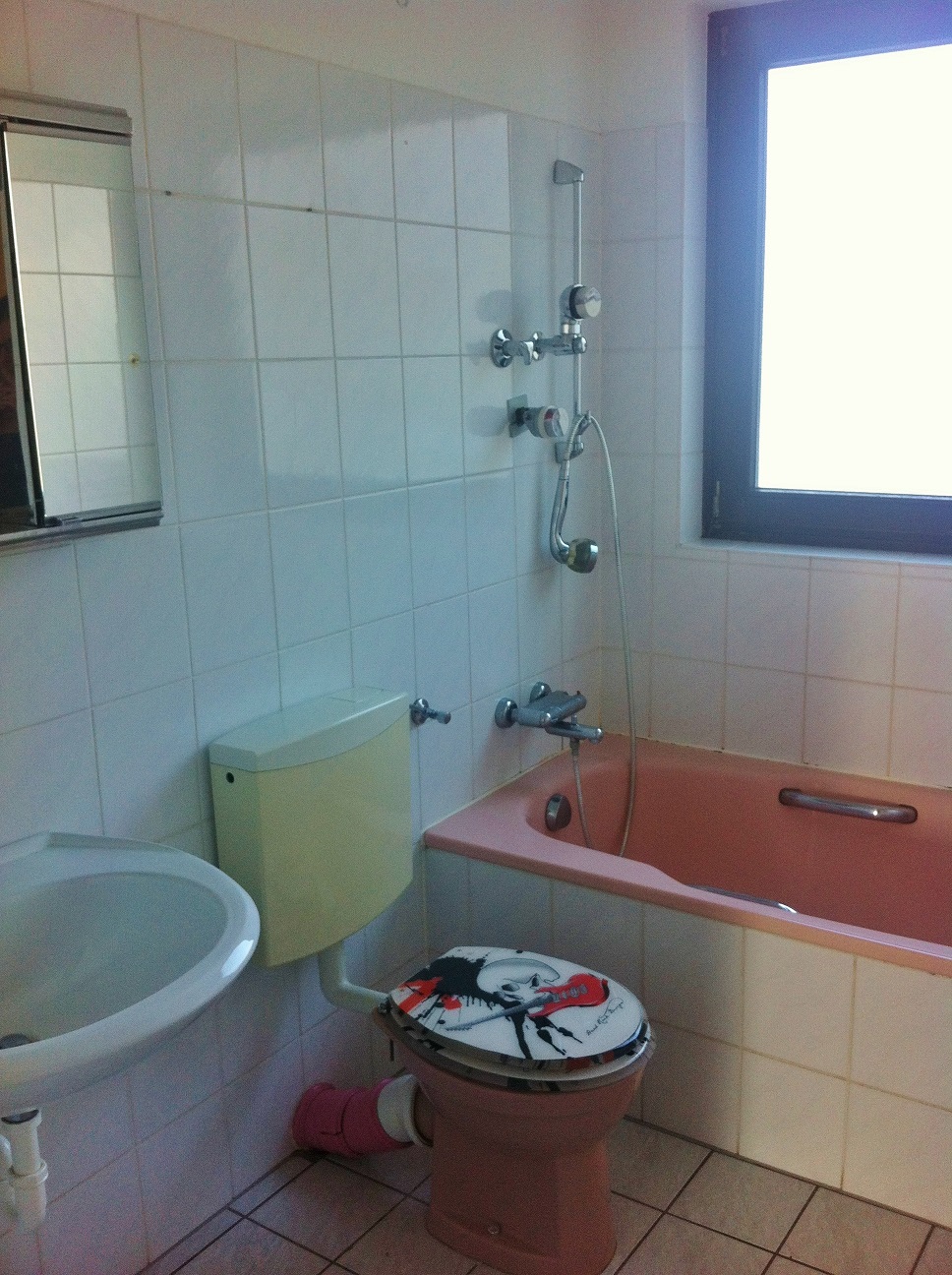 Kleines, altes Badezimmer billig aufpeppen (Wohnung, Haus ...