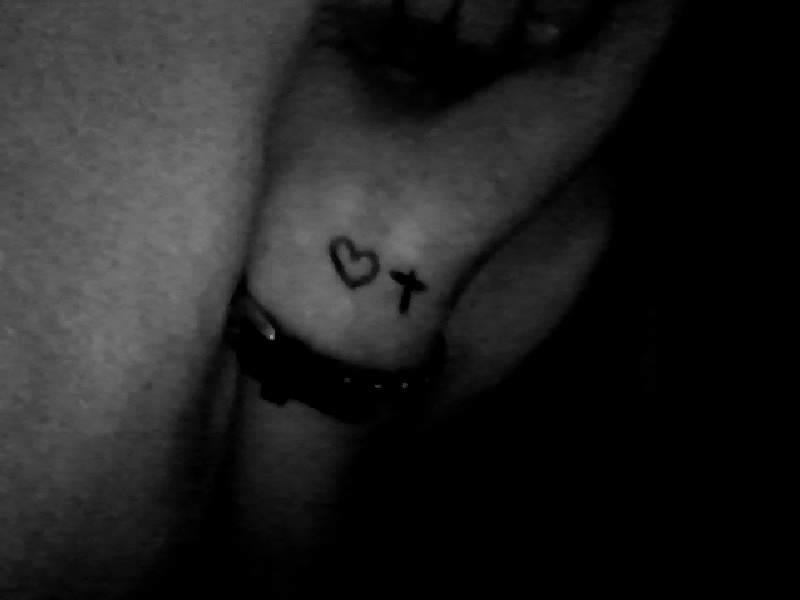 Kleines Kreuz Tattoo Im Nacken Oder Am Handgelenk Klein