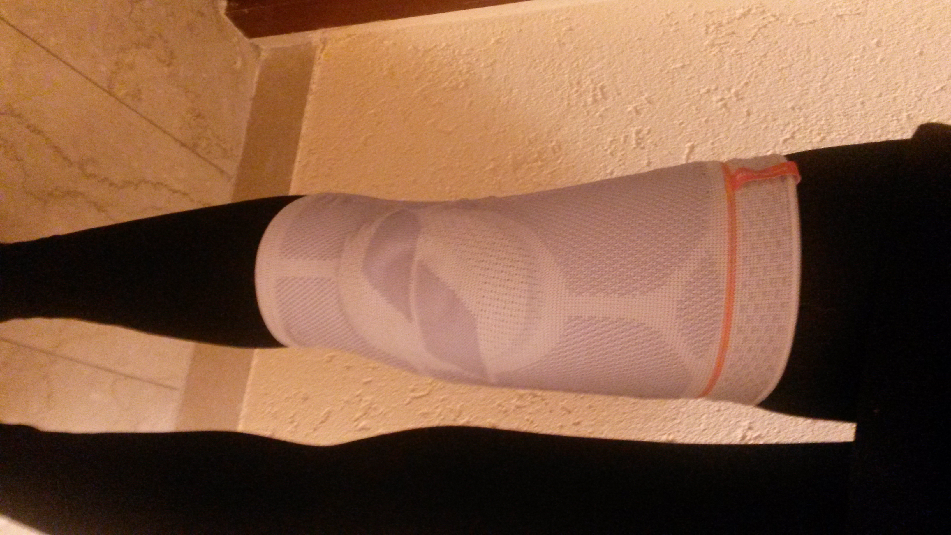 Kniebandage Uber Hose Auch Okay Medizin Knie Bandagen