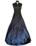 Die Farbe ist Schwarz - (Kleid, Beschreibung)
