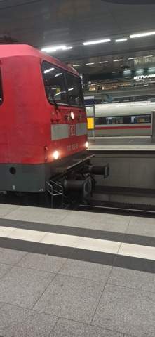 Könnte ein Mensch es überleben sich vorne an den Zug zu binden, sodass man nicht runter fällt?