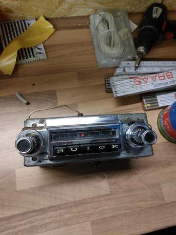 Könnte mir jemand sagen ob man dieses AM radio (1965er Buick Special) soweit modifizieren kann das es einen Aux Stecker hat? / Wie die drei Ports heißen(p.2)?