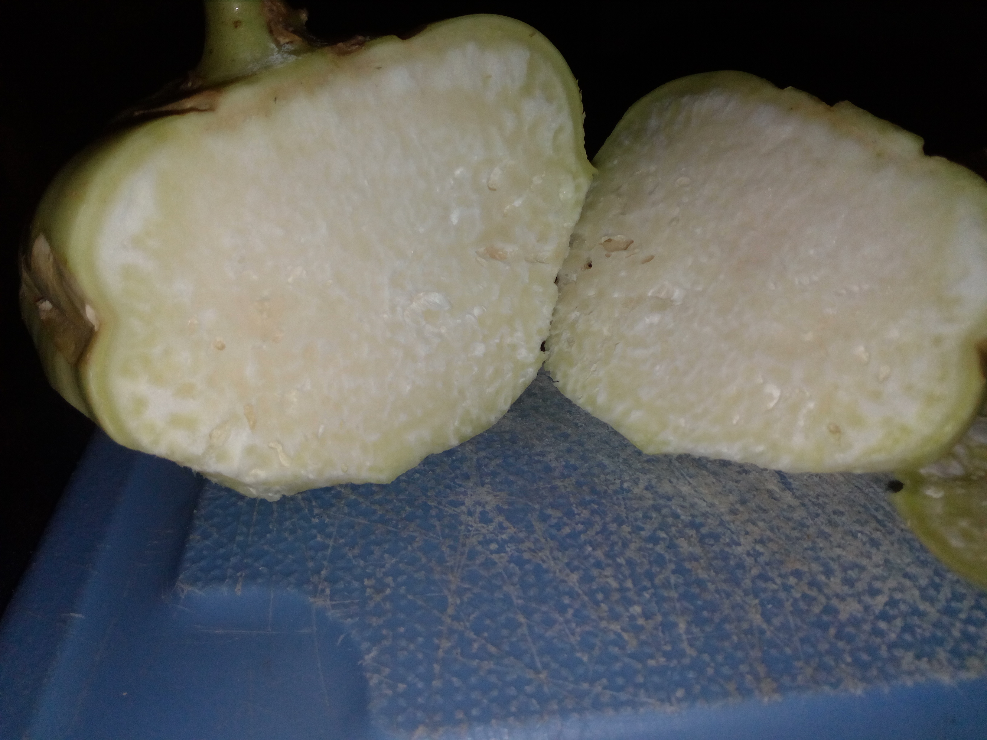 Kohlrabi hat weissen stellen und Löcher noch essbar? (essen, weiß, Loch)