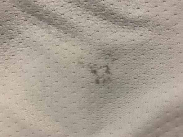 Komische graue Flecken auf weißer Wäsche?