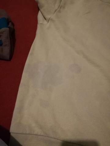 Auf weißer wäsche braune nach waschen flecken dem Weiße Wäsche