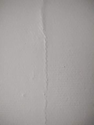 Komische Linie an der Wand (kein Riss erkennbar), was kann das sein?