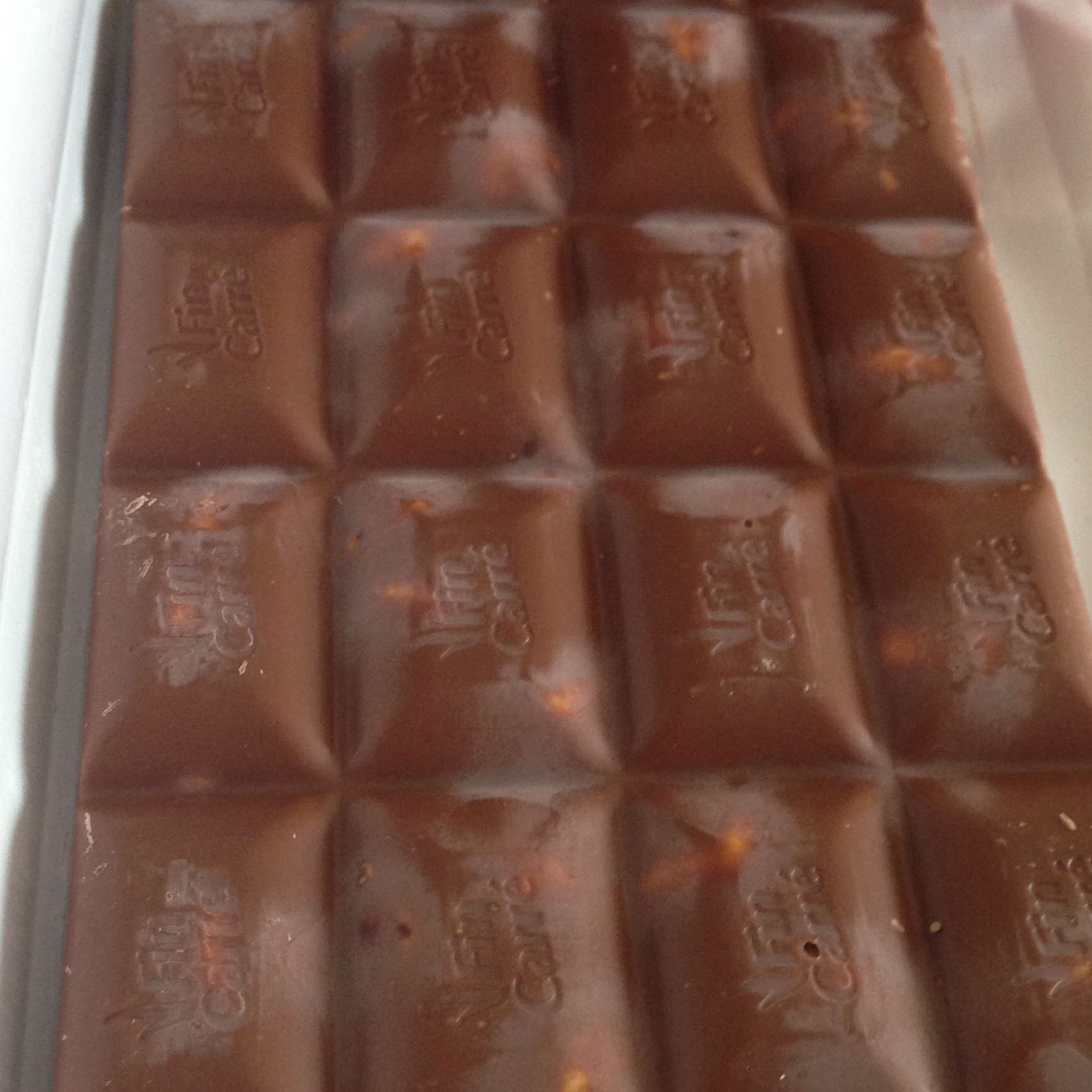 Komische weiße "Schicht" auf Schokolade Komische weiße "Schicht" auf Schokolade