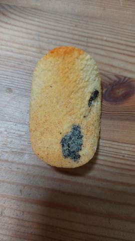 Komisches Schwarzes Zeug auf Pringles. Was ist das?
