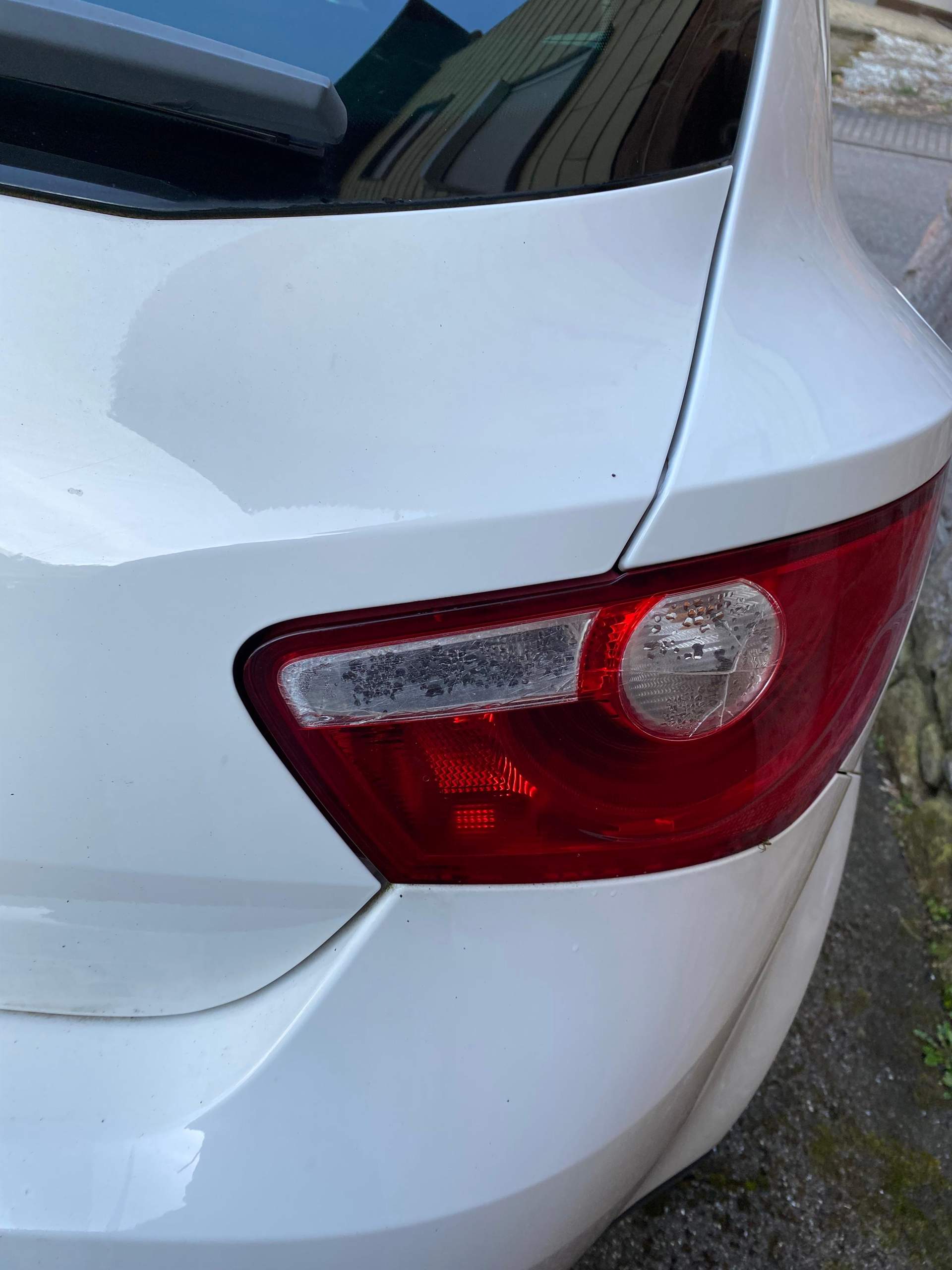 Kommt man so durch den tüv weil da ein bisschen Wasser hinten drinn ist und es innen leicht