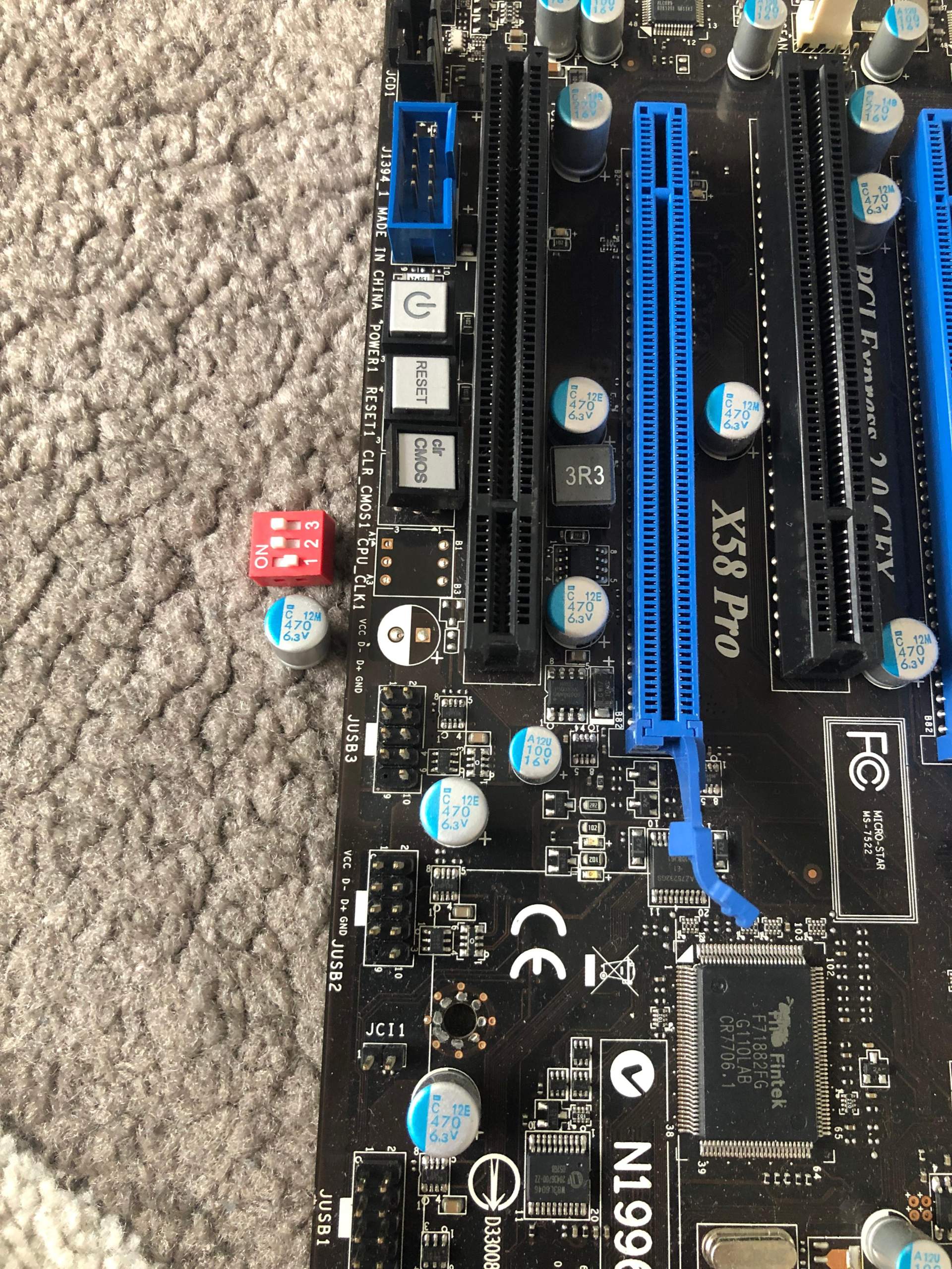 Kondensator und Dip-Schalter vom Mainboard abgebrochen. Sind die sehr