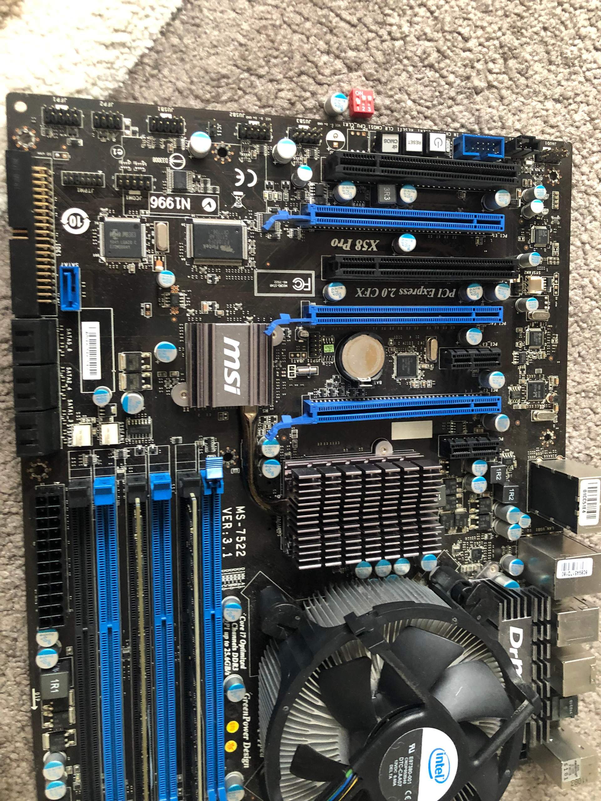 Kondensator und Dip-Schalter vom Mainboard abgebrochen. Sind die sehr