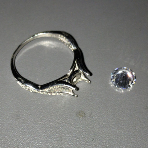 Diamant abgegangen - (Ring, Diamant, abgegangen)