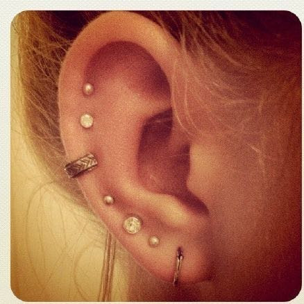 Kostet Es Genau So Viel Sich Beim Piercer Ohrlocher Stechen Zu Lassen Als Wenn Ich Sie Beim Juwelier Stechen Lasse Und Konnen Die Das Dort Wirklich Besser Kosten Piercing Ohr