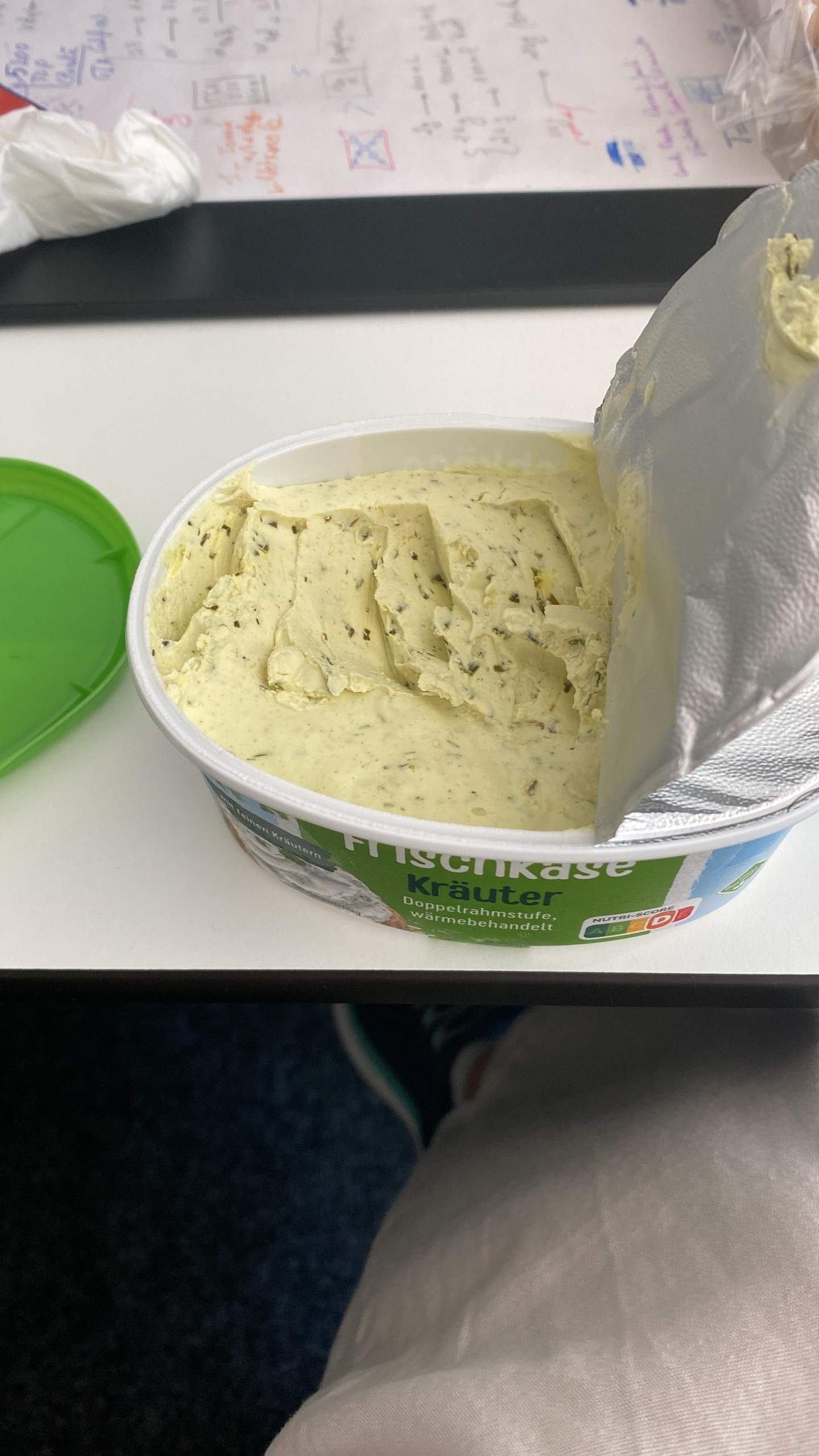 Kräuterfrischkäse von Milbona ist gelb - soll das so sein? (einkaufen ... Kräuterfrischkäse von Milbona ist gelb - soll das so sein? (einkaufen ...