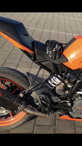 Motorrad schlauch hängt raus? (KTM, KTM Duke 125)