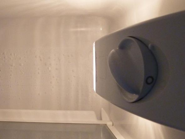Kühlschrank kühlt stark auf niedrigster Stufe und läuft ständig.