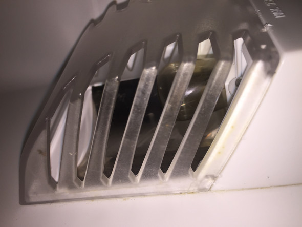 Kühlschrank Lampe wechseln, Gehäuse geht nicht ab? (Computer