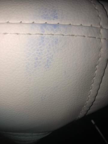 Kugelschreiberflecken Auf Weissem Kunstleder Leder