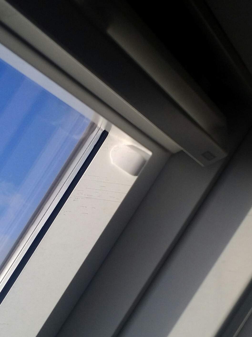 Kunststoffteile in velux Fenster? (Dachfenster)