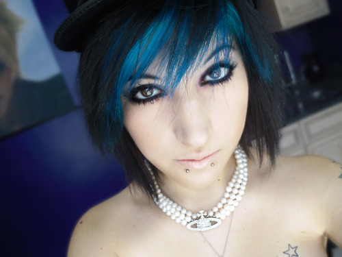 Kurze Schwarze Haare Mit Turkisen Spitzen Wie Farben Blondieren Kurze Haare