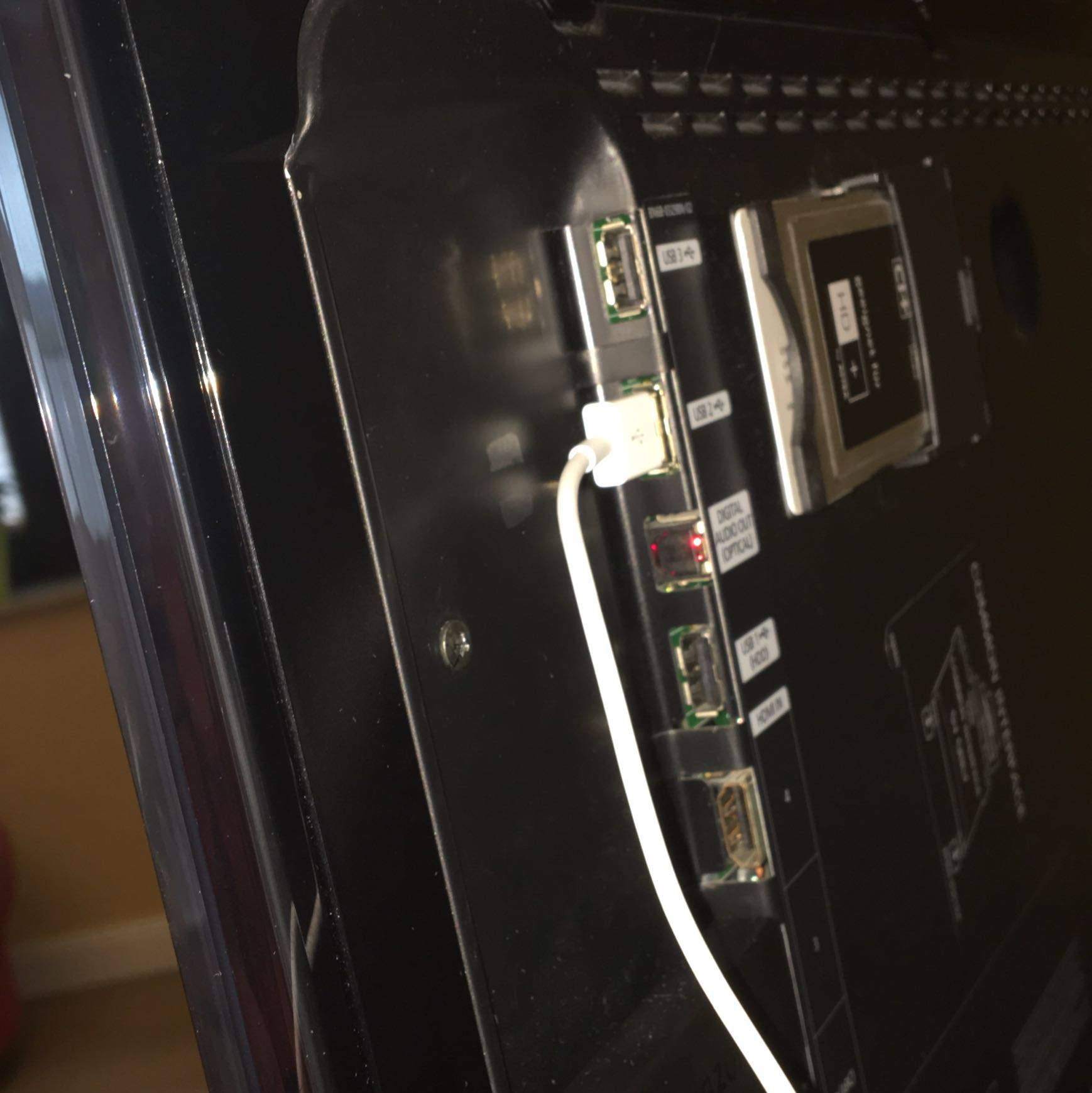 Ladekabel geht nicht mehr aus dem Fernseher raus? (Technik, Handy, Technologie)