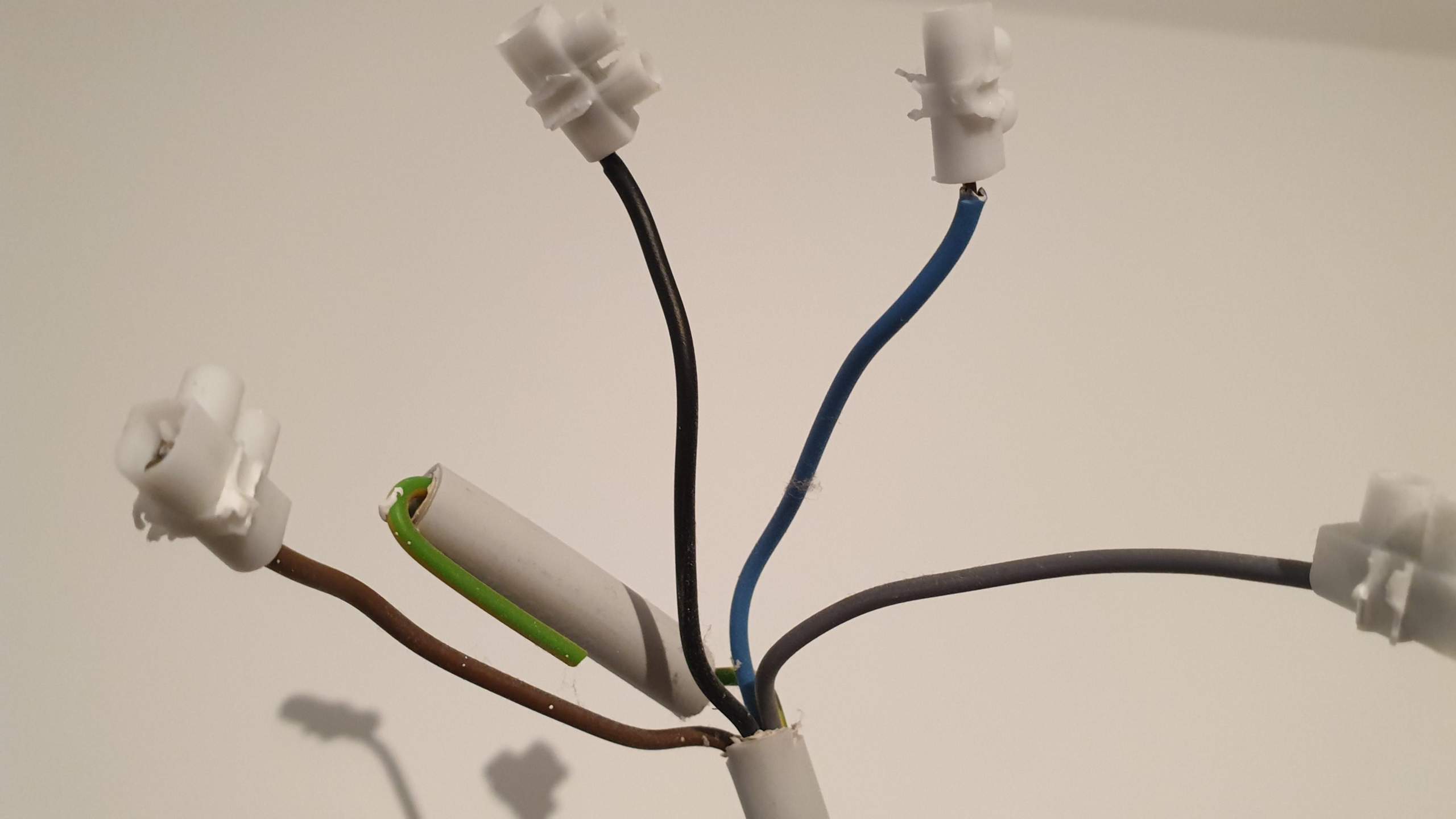 Lampe anschließen mit 5 Kabeln? Welche Kabel verbinden? (Technik, Strom, Elektrik)