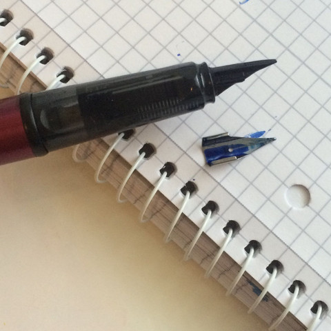 Hier noch ein mal, wie der Füller aussieht wenn man die feder abzieht - (Schule, Studium, Lernen)