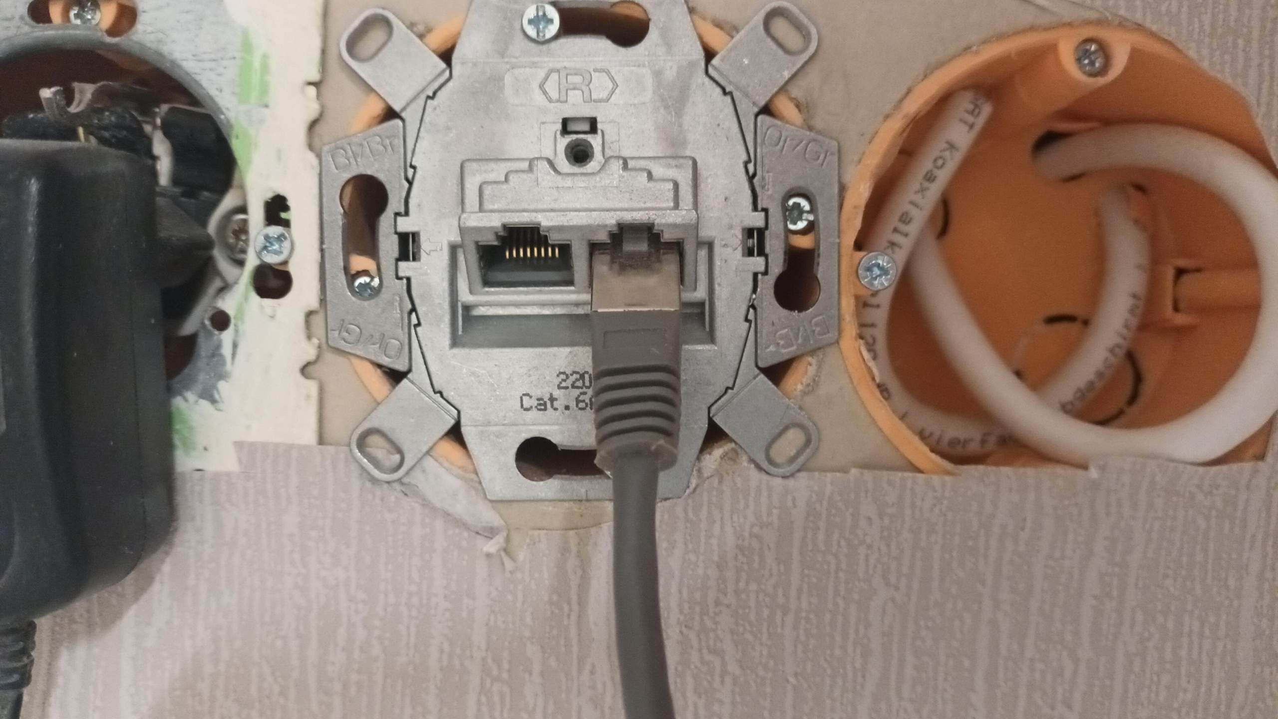 LAN Buchse selbst gelegt und geht nicht. Wo könnte Fehler sein