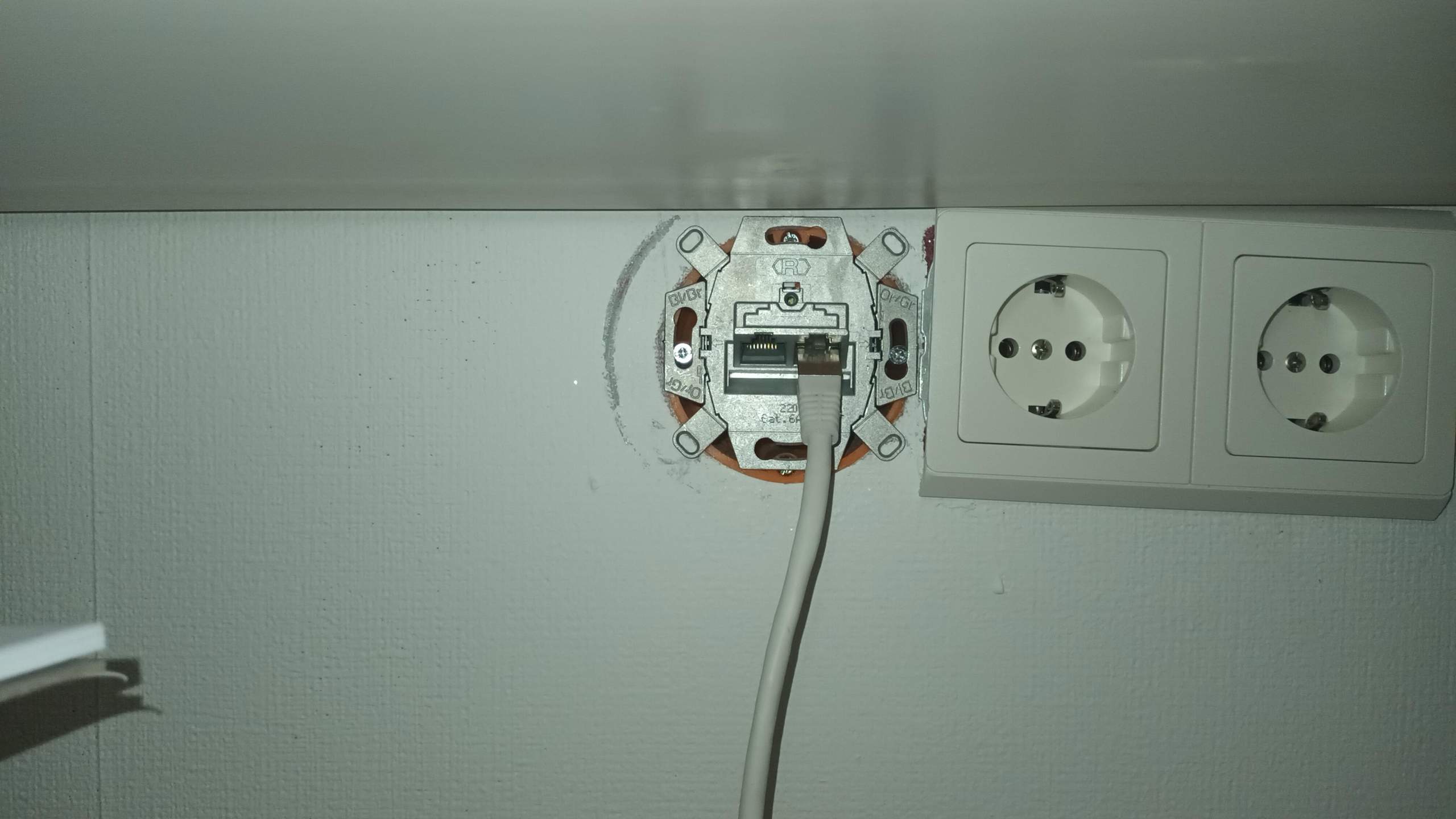 LAN Buchse selbst gelegt und geht nicht. Wo könnte Fehler sein