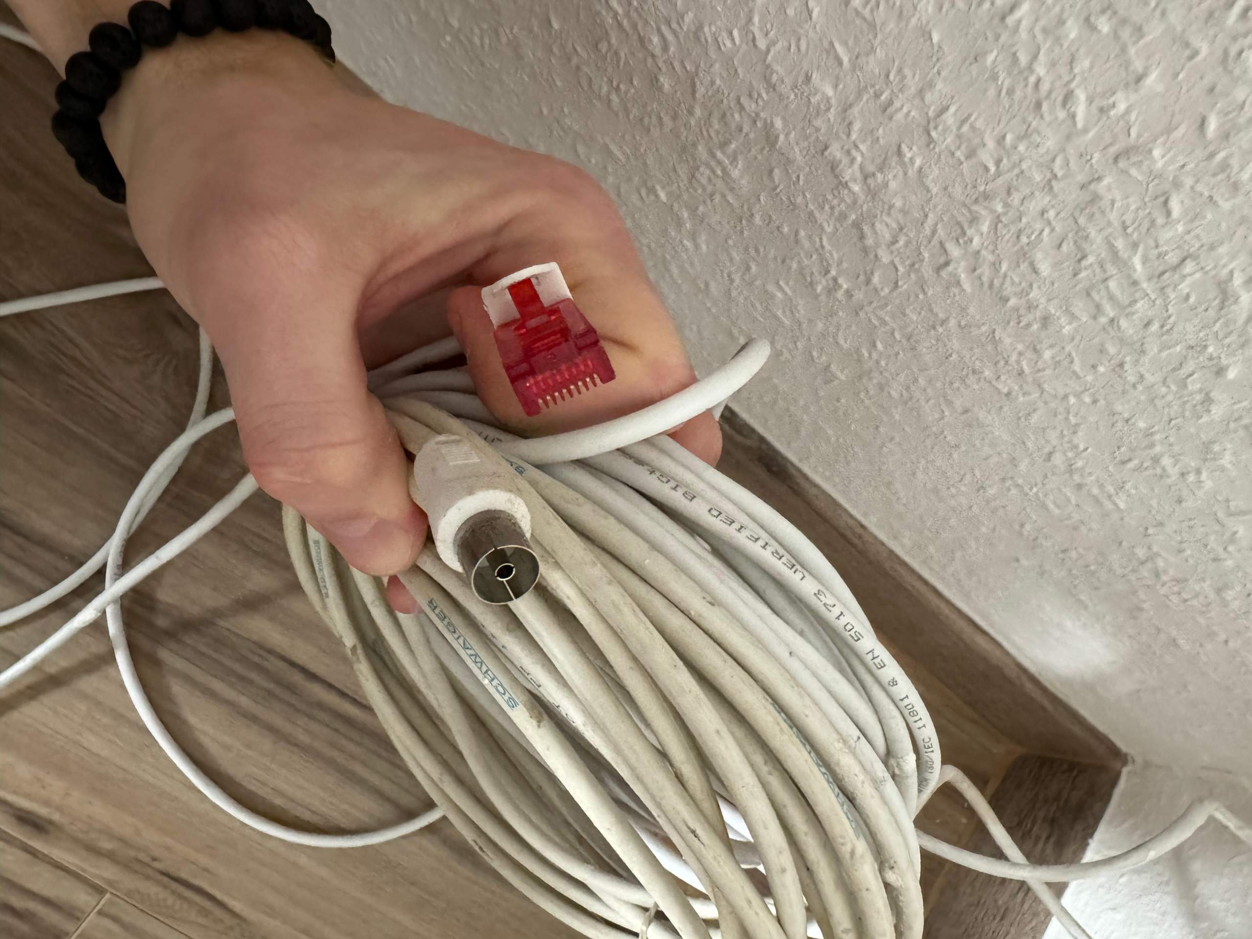 LAN Kabel in die Wand verlegt? Netzwerk, Elektrik)