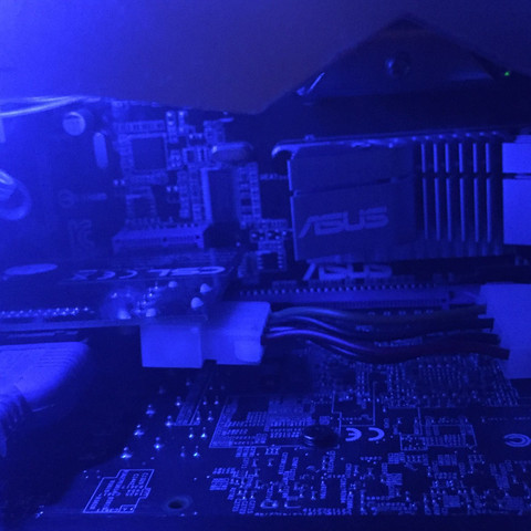 Hier links neben dem Motherboard Kühlkörper - (Computer, PC, Mainboard)