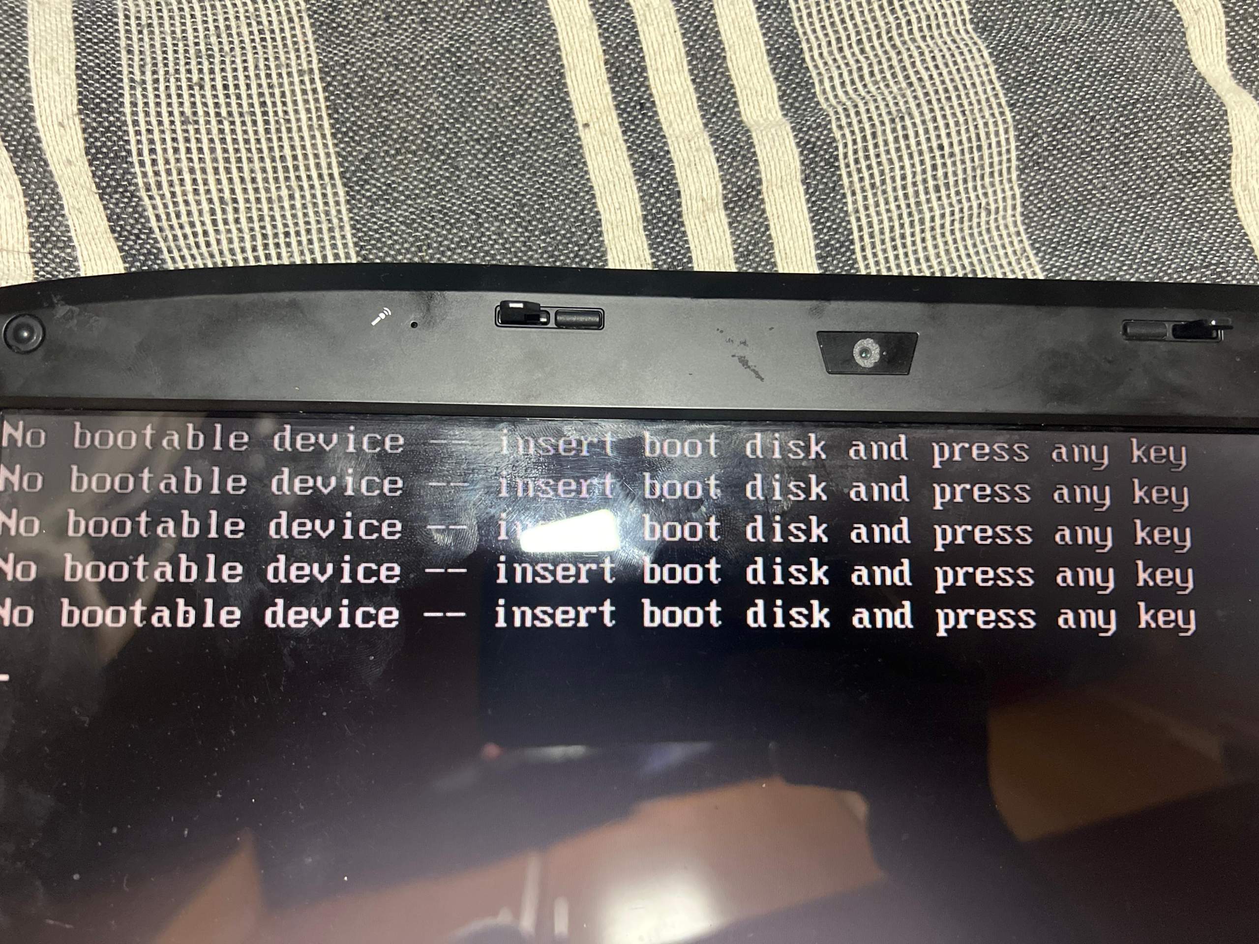 Laptop sagt no bootable device? (booten)