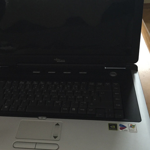 Laptop wirkt auch noch gut ist aber unten geöffnet - (Elektronik, xbox, legal)