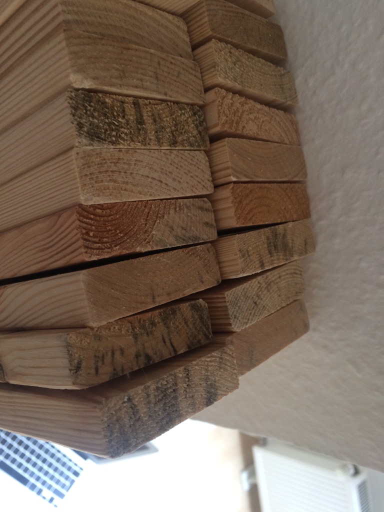 Lattenrost Holz, dunkle Flecken, Feuchtigkeit, Schimmel?