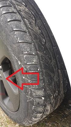 Roter Pfeil zeigt Fahrrichtung - (Auto, Reifen, Laufrichtung)