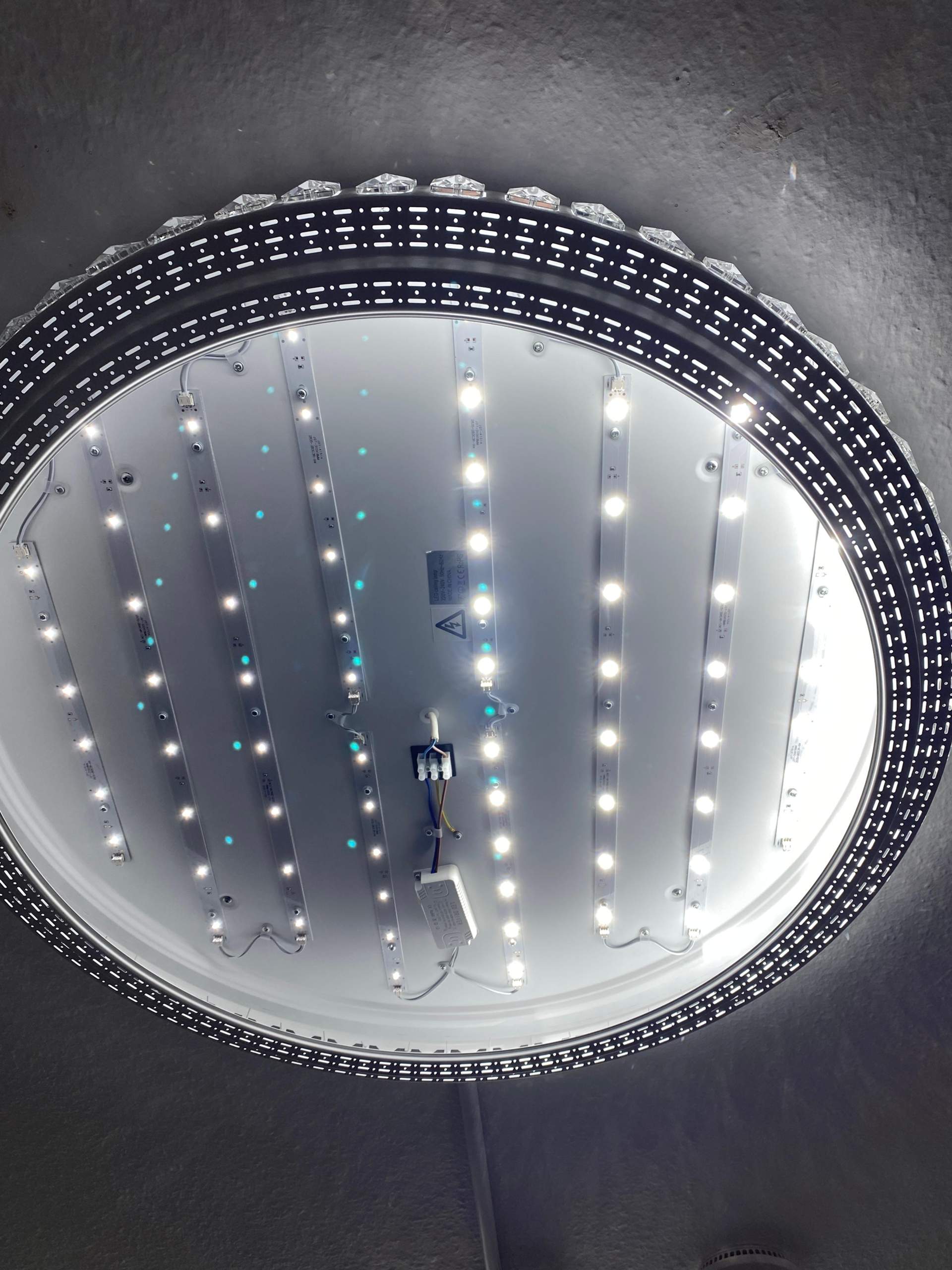 LED Deckenlampe leuchtet halb schwach und halb normal? (Lampe)