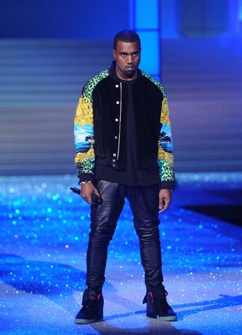 Lederhose Von Kanye West Victoria S Secret Fashion Show Versace For H M Jacke Mode Rap Vs