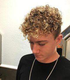 Leichte Dauerwelle Mit Grossen Locken Haare Frisur Friseur