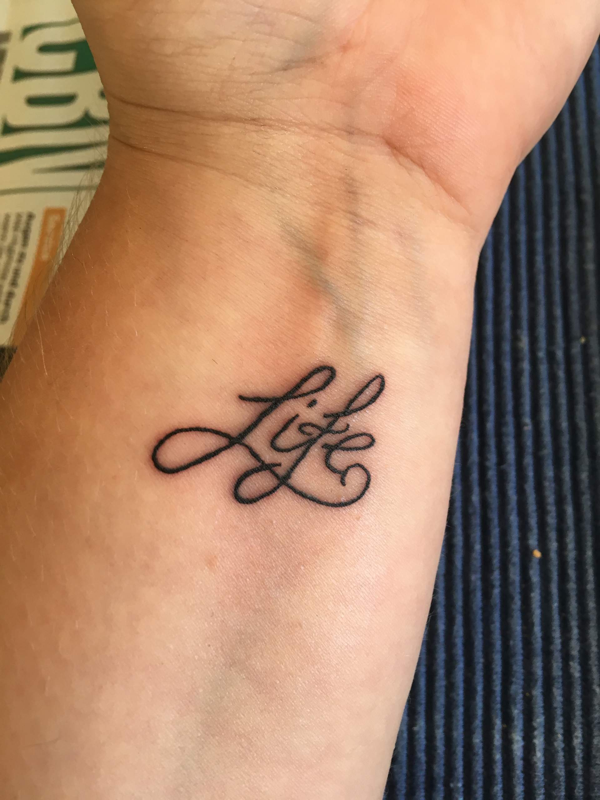 Leichte Rötung und Juckreiz 24st nach dem 1. tattoo? (Gesundheit und