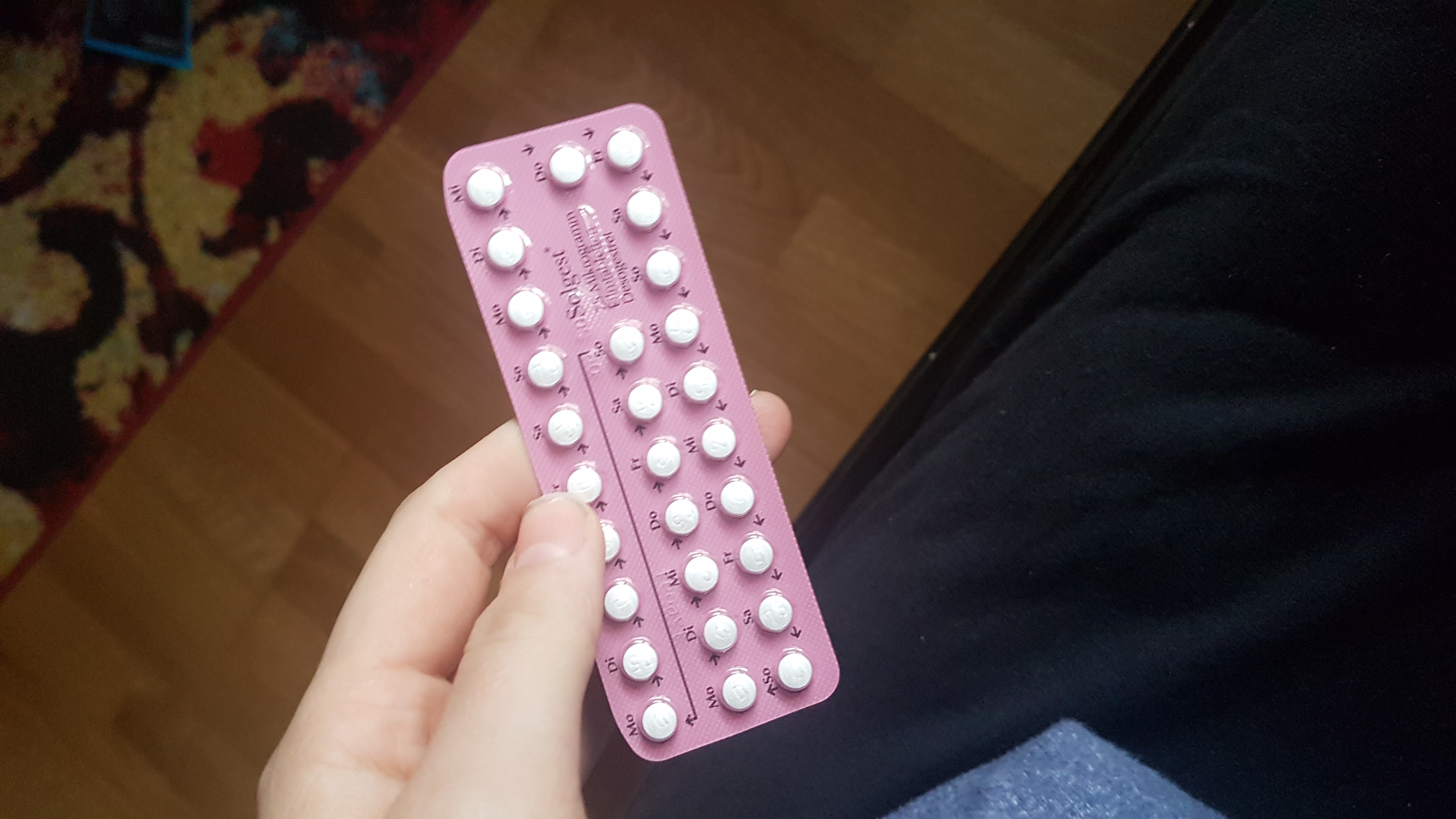 Leute ihr kennt doch diese Hüllen für die Pille in welche Hülle passt diese Pille? Leute ihr kennt doch diese Hüllen für die Pille in welche Hülle passt diese Pille?