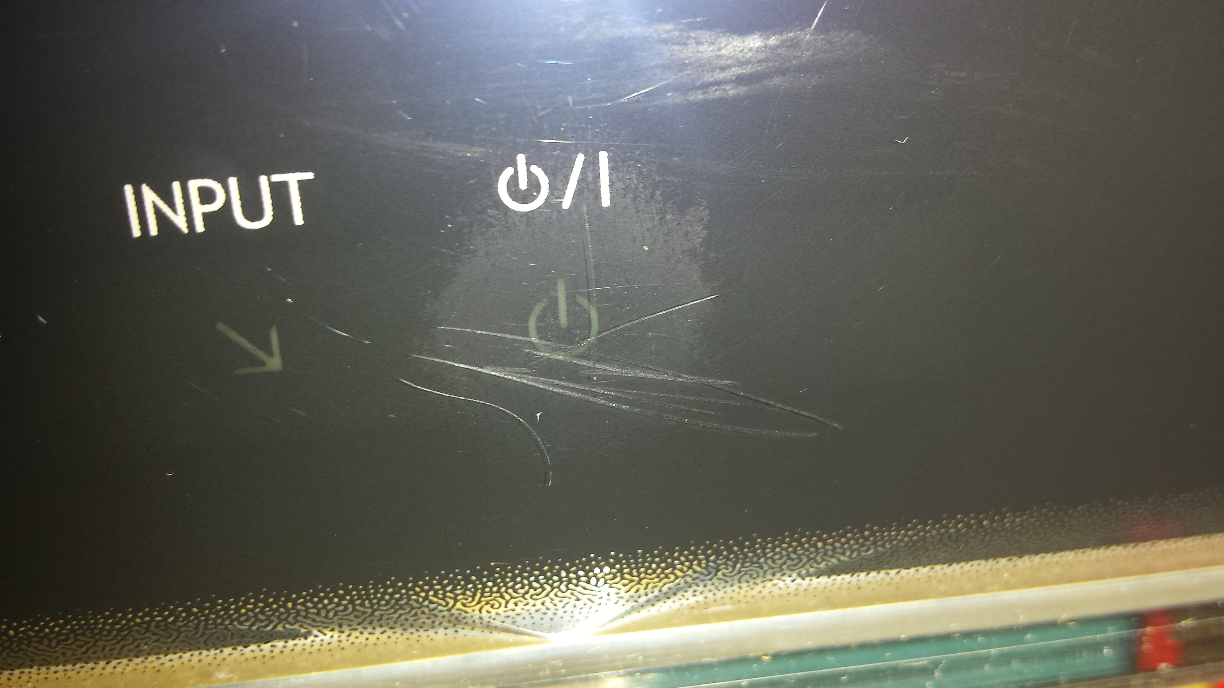 LG LED Fernseher hat einen Fleck und Kratzer über dem Einschalter