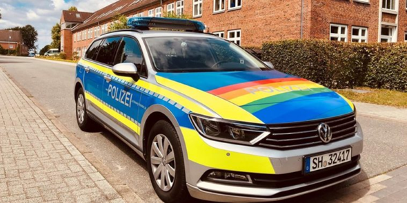[LGBTQ-Gender]Buntes-Regenbogen Polizeiauto - Vorbild für bundesweite Anpassungen?