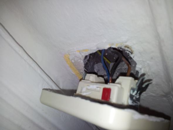 Lichtschalter: Lampen leuchten bei beiden Positionen (Strom