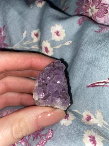 Lila kristall stein im Keller gefunden?