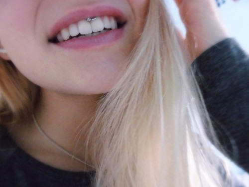 Da - (Piercing, Smiley, lippenbändchen)