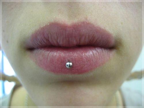 Über der lippe piercing Piercing unter