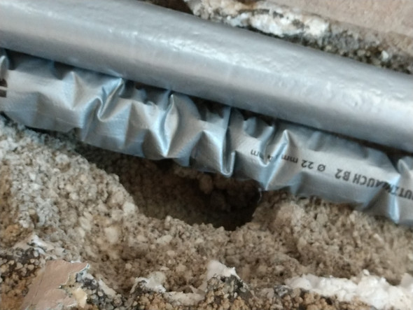 Locher Durch Verlegung Der Heizungsrohre Unterputz Wieder Verputzen Verspachteln Gipsen Waermedaemmung